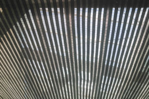 この寒冷紗をはる場合太陽の軌道と寒冷紗のラインが交差するようにすること。 寒冷紗