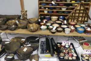 いろいろな鉢。小鉢から古い高価な鉢までいろいろ出てました。 いろいろな鉢。小鉢から古い高価な鉢までいろいろ出てました。
